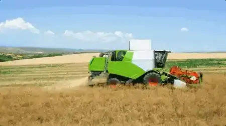 Tractor op het veld tijdens de oogst